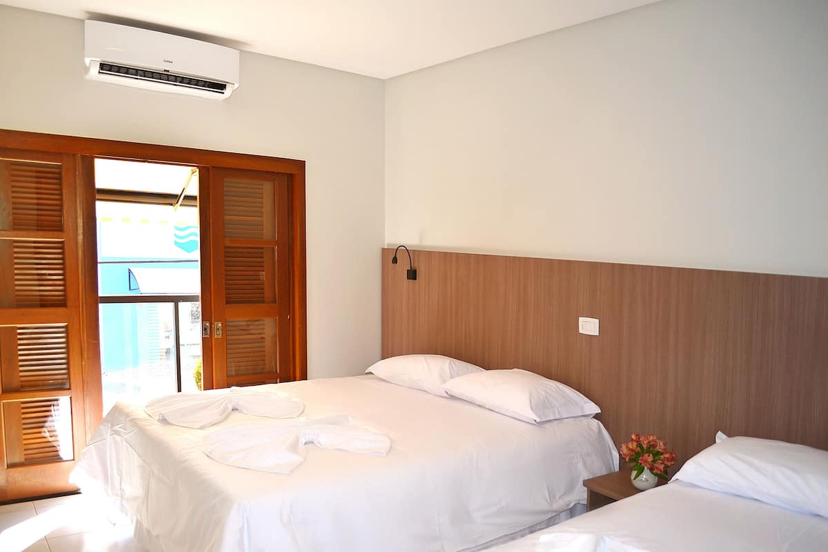 Een minibar, verduisterende gordijnen, gratis wifi, beddengoed