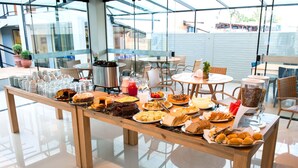 Desayuno buffet todos los días (con cargo) 