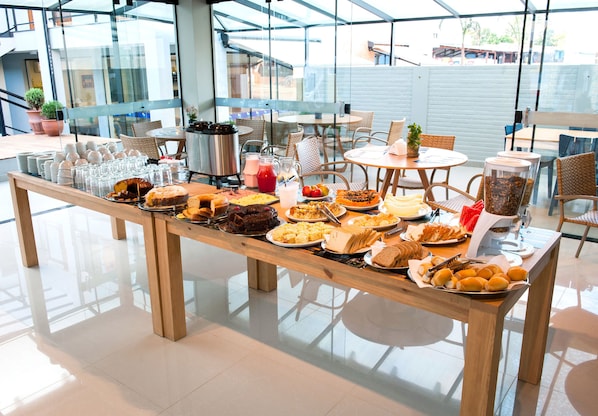 Tägliches Frühstücksbuffet gegen Gebühr