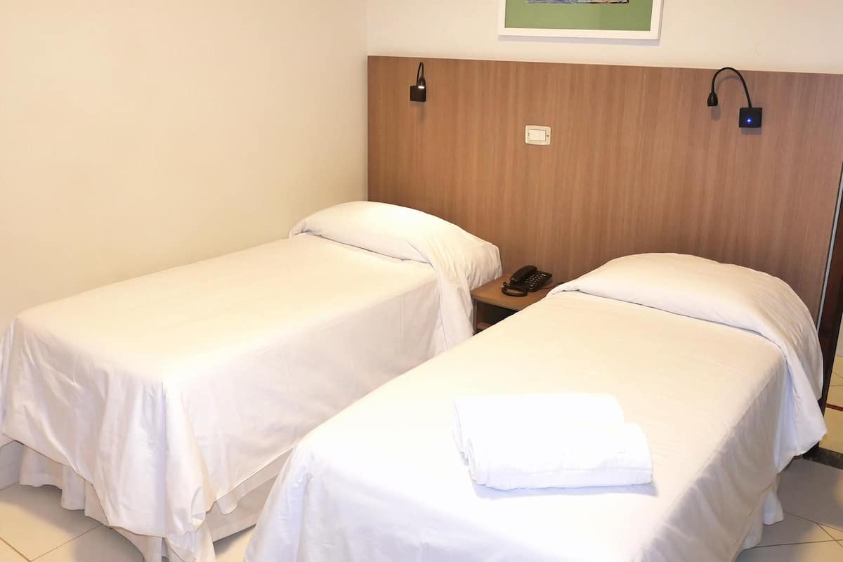 Een minibar, verduisterende gordijnen, gratis wifi, beddengoed