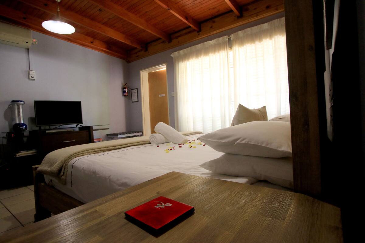 Room 4 | Caja fuerte, escritorio, tabla de planchar con plancha