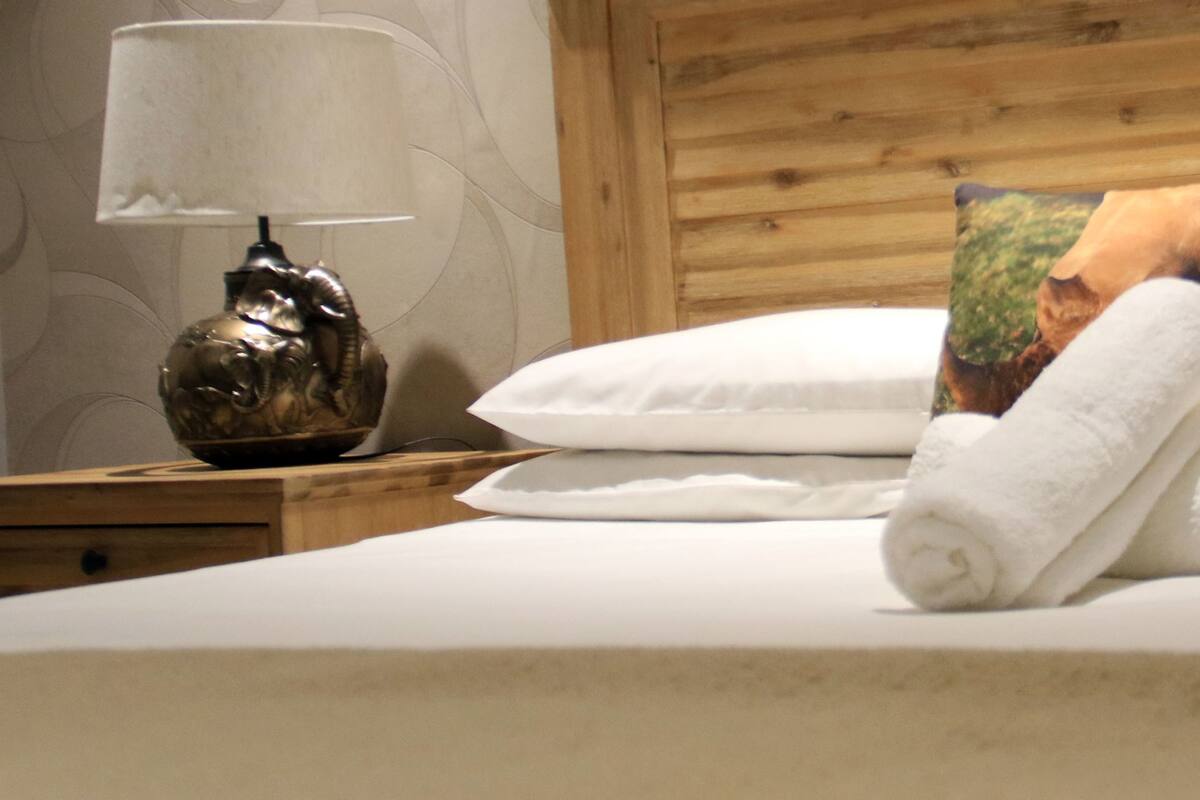 Room 10 | Caja fuerte, escritorio, tabla de planchar con plancha