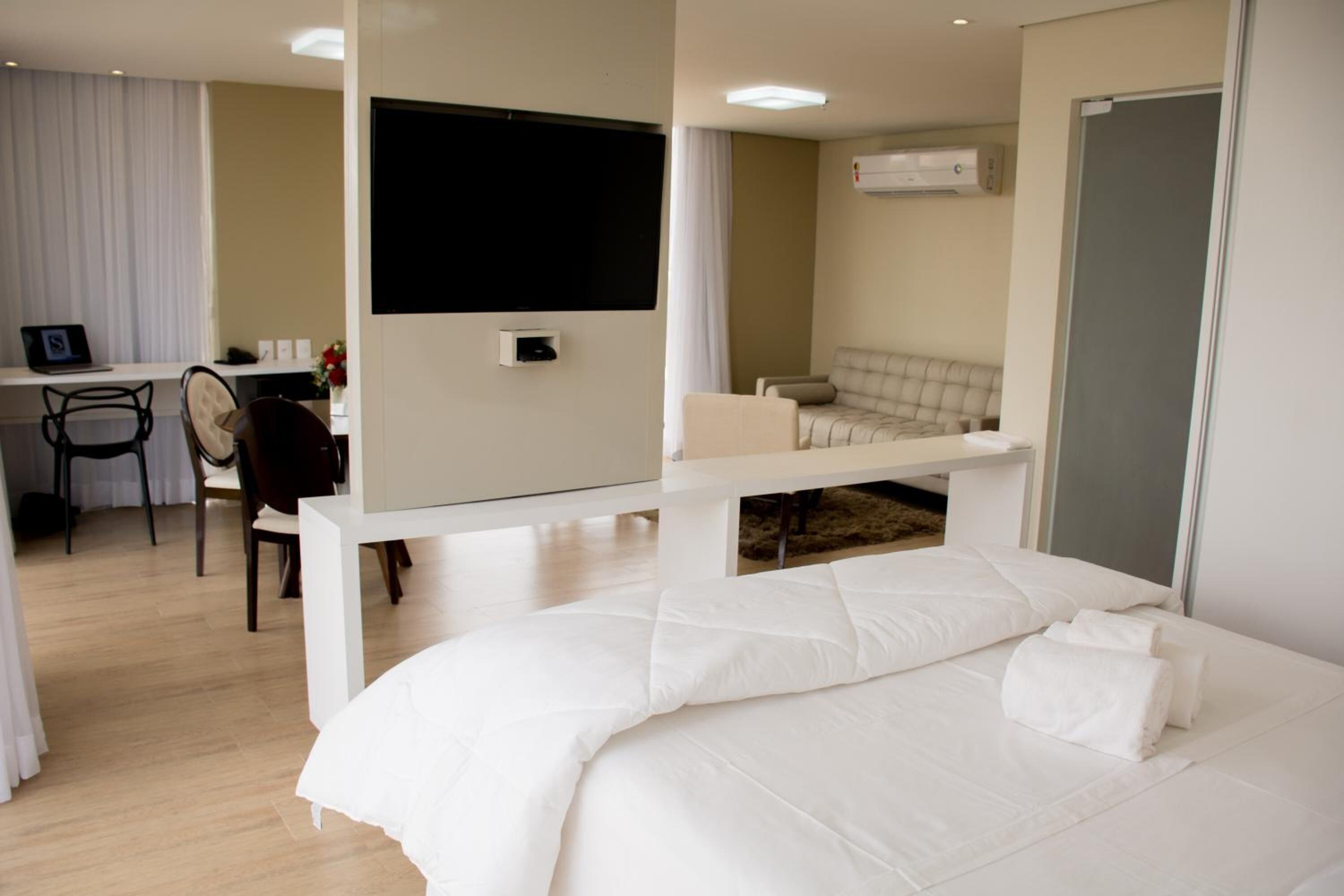 1 bedroom, premium bedding, minibar, in-room safe