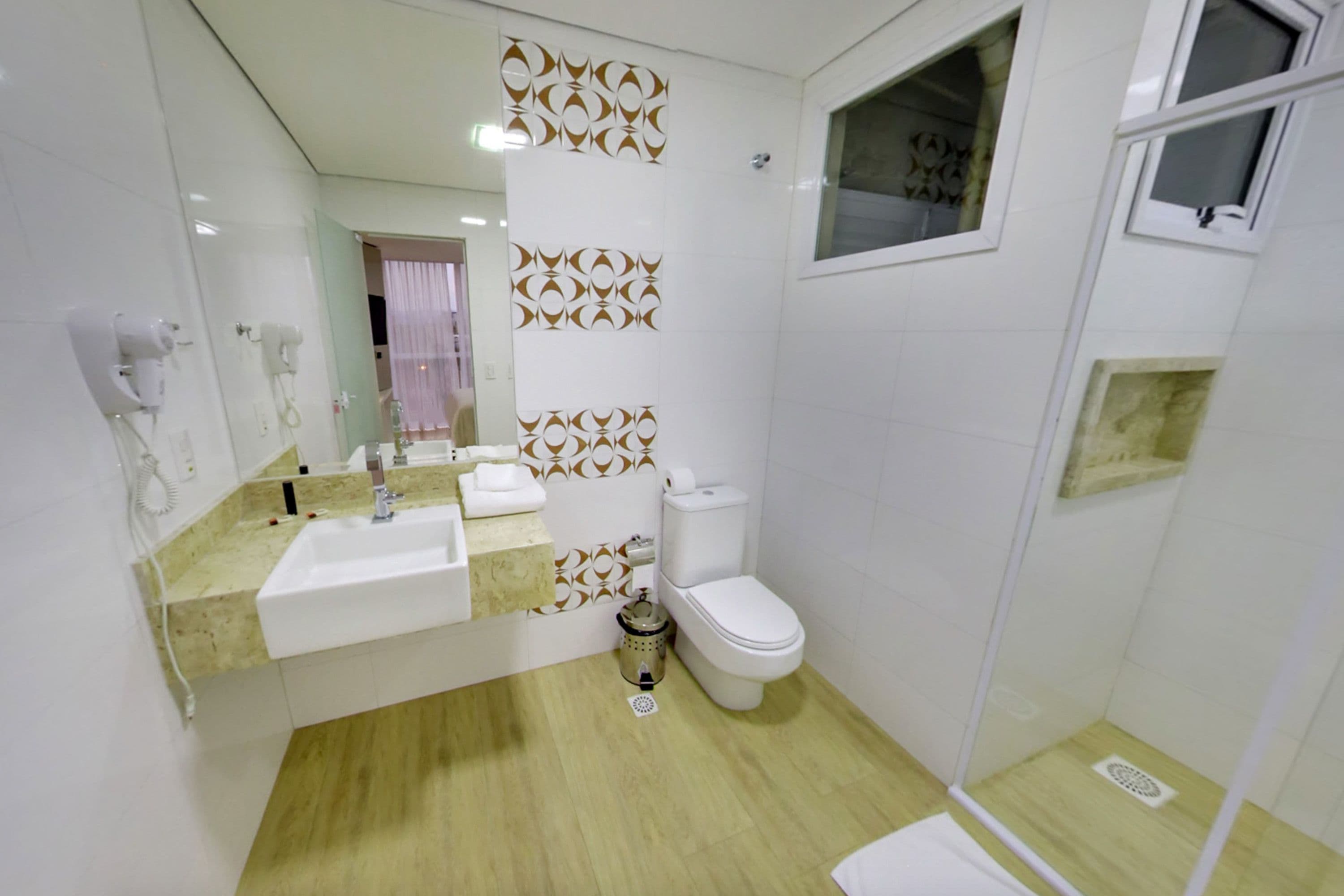 executive suite | bathroom | shower, free toiletries, hair dryer, bidet