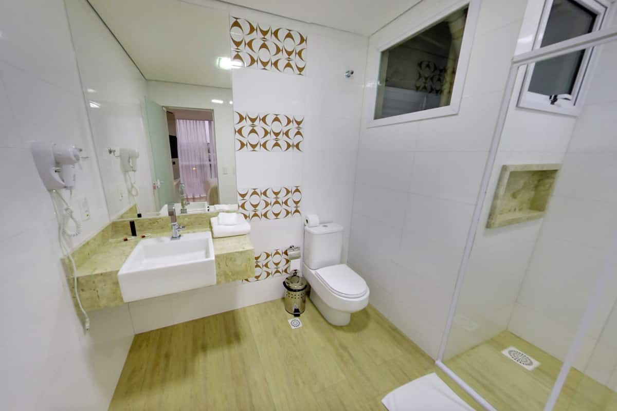 executive suite | bathroom | shower, free toiletries, hair dryer, bidet