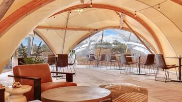 Breakfast and dinner served