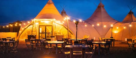 Serveert ontbijt en diner