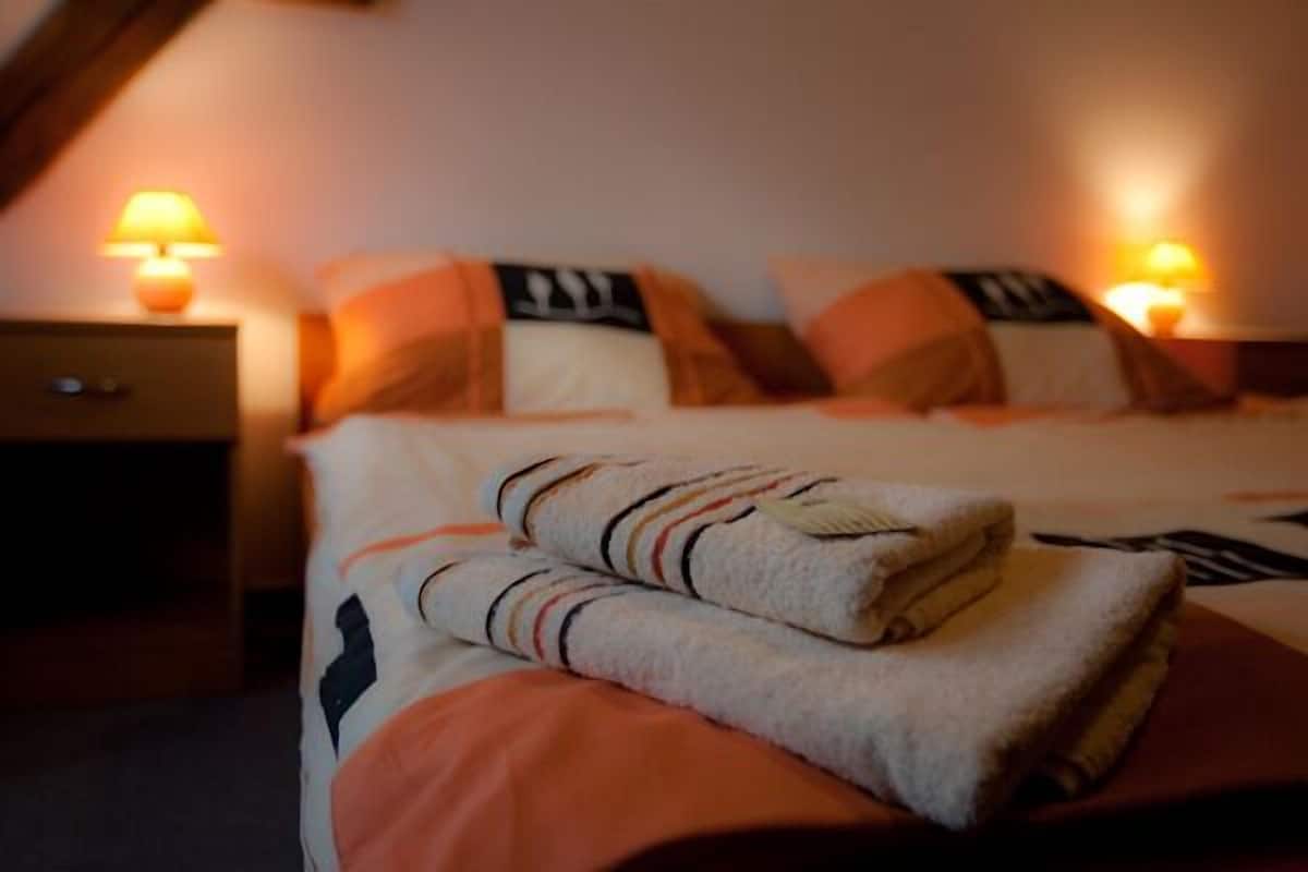 Comfort Double or Twin Room, 1 Bedroom, Ensuite | Cribs (surcharge), rollaway beds (surcharge), bed sheets