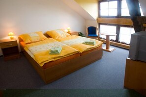 Dobbelt- eller tomannsrom – comfort, 1 soverom, eget bad | Barnesenger, ekstrasenger (mot et tillegg) og sengetøy