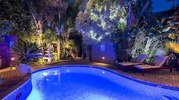 Piscine extérieure (ouverte en saison), parasols de plage