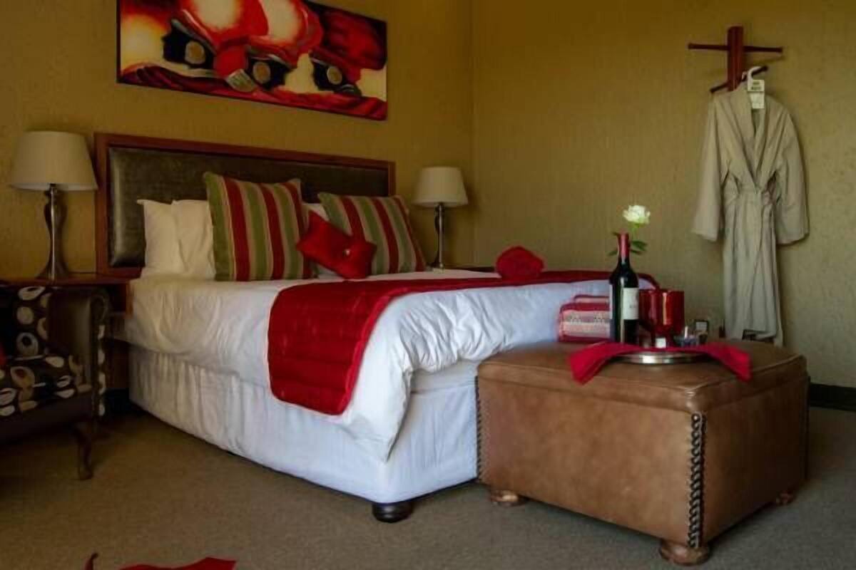 Honeymoon Suite | In-room safe, desk, iron/ironing board, rollaway beds