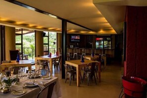 Breakfast, lunch, dinner served; international cuisine