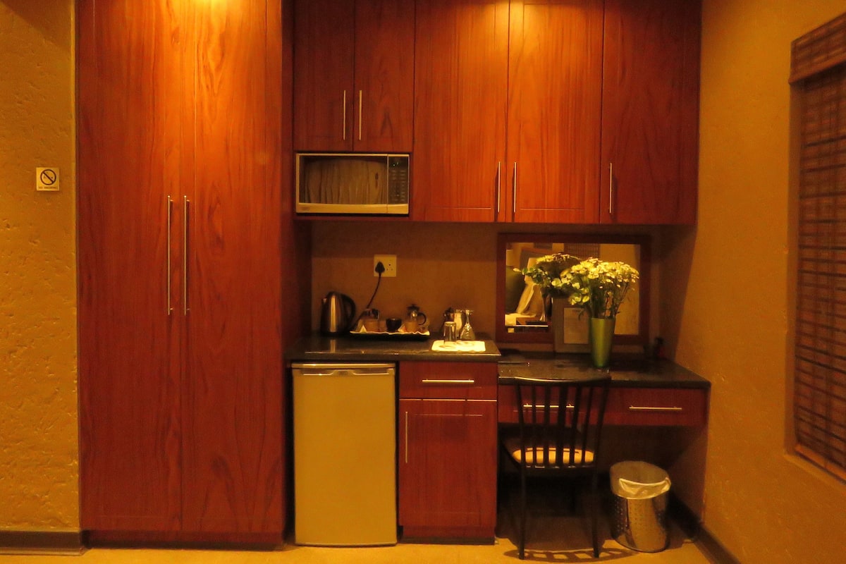 Coffee/tea maker, fridge, microwave