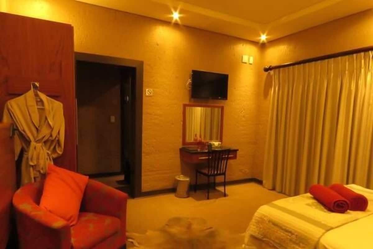 Executive Garden Facing Room | In-room safe, desk, iron/ironing board, rollaway beds