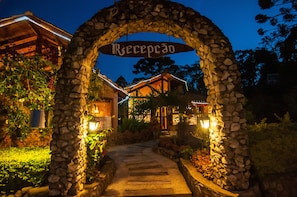 Front of property - evening/night - Pousada Cantinho das Estrelas (Camanducaia)