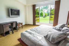 Suite Familiar | Cofres nos quartos, escrivaninha, berços grátis