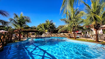 Piscina interna, 5 piscinas externas, guarda-sóis, espreguiçadeiras