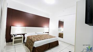 Suite (803) | Premium bedding, minibar, in-room safe, desk