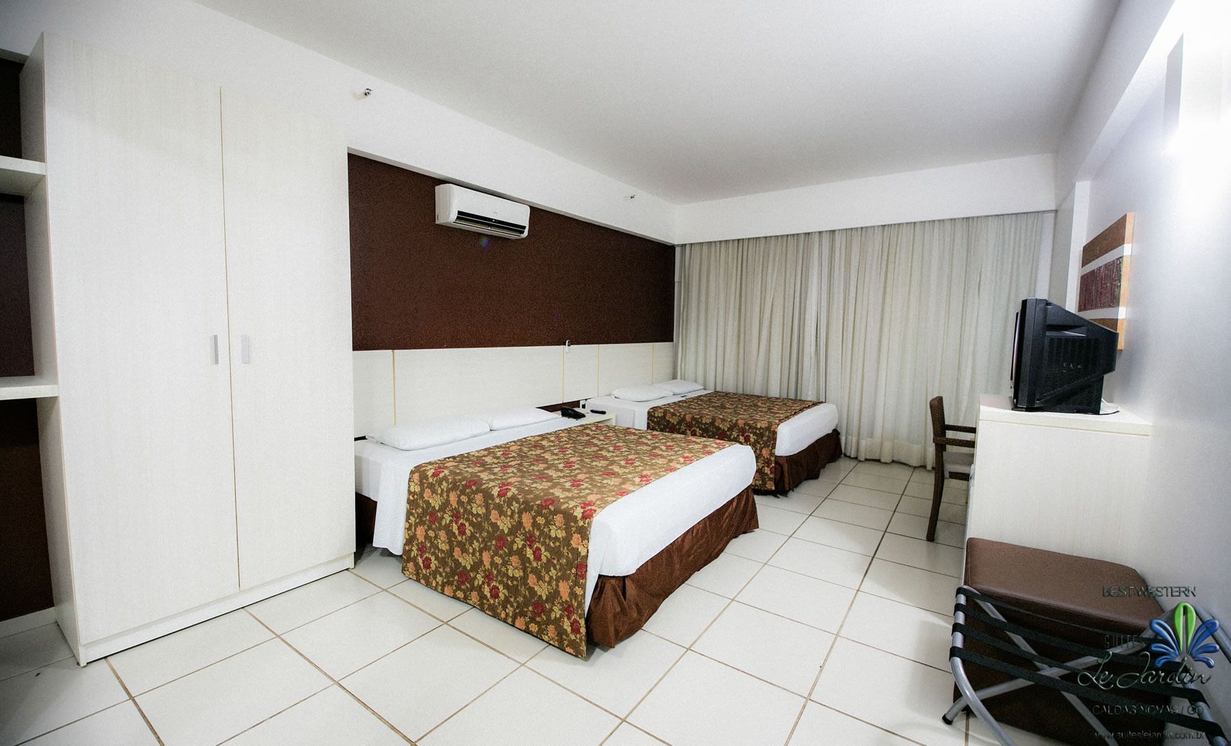 suite (416) | premium bedding, minibar, in-room safe, desk