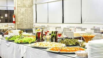 Daily buffet breakfast (BRL 50 per person)
