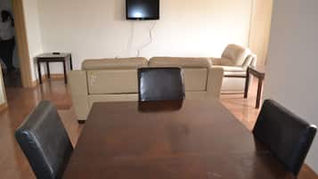 Apartment, 2 Schlafzimmer | Essbereich im Zimmer