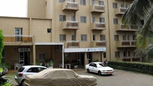 Un hôtel à plusieurs étages doté de balcons, d’un bar et d’un parking couvert.