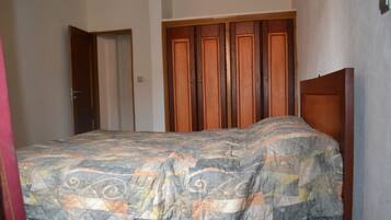 Apartment, 2 Bedrooms (6 People) | Premium bedding, desk, blackout drapes, iron/ironing board