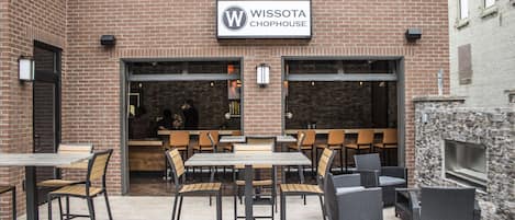 Dinner served, American cuisine