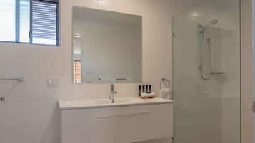 Shower, hydromassage showerhead, free toiletries, hair dryer