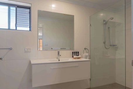 Shower, hydromassage showerhead, free toiletries, hair dryer. Best Western Club Quirindi Motel