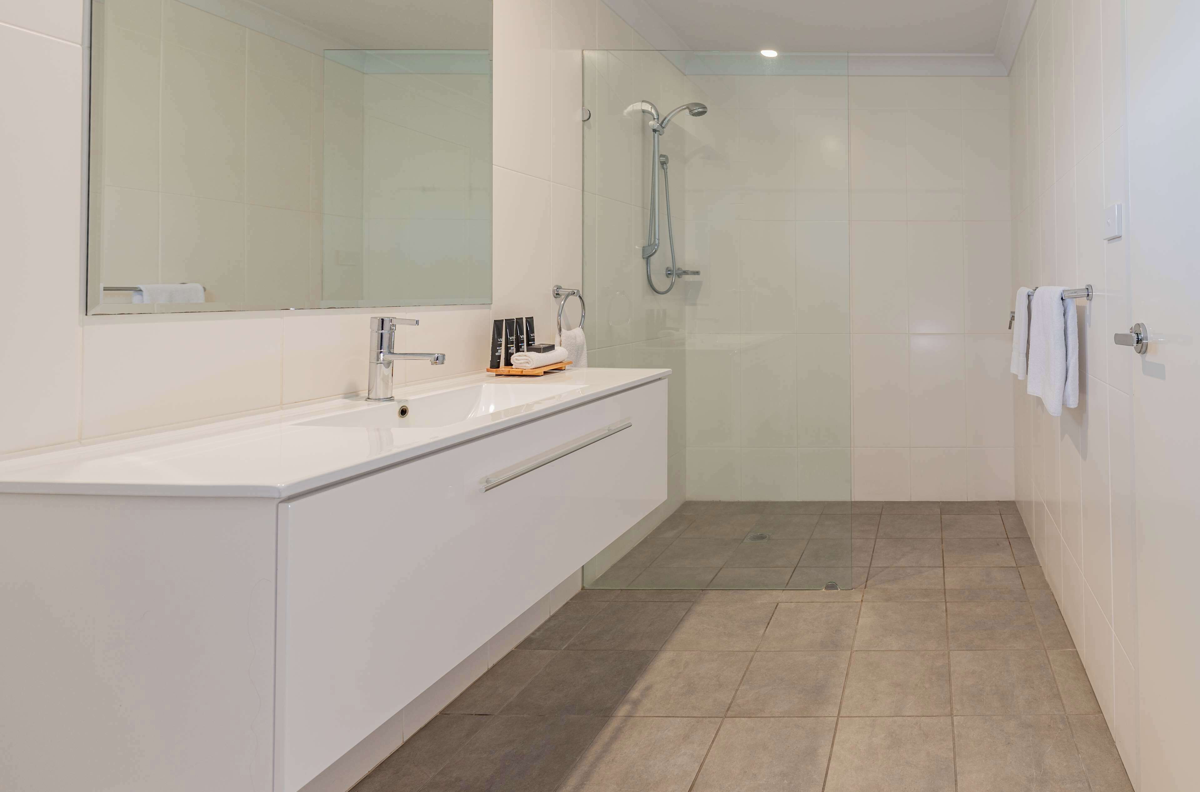 shower, hydromassage showerhead, free toiletries, hair dryer