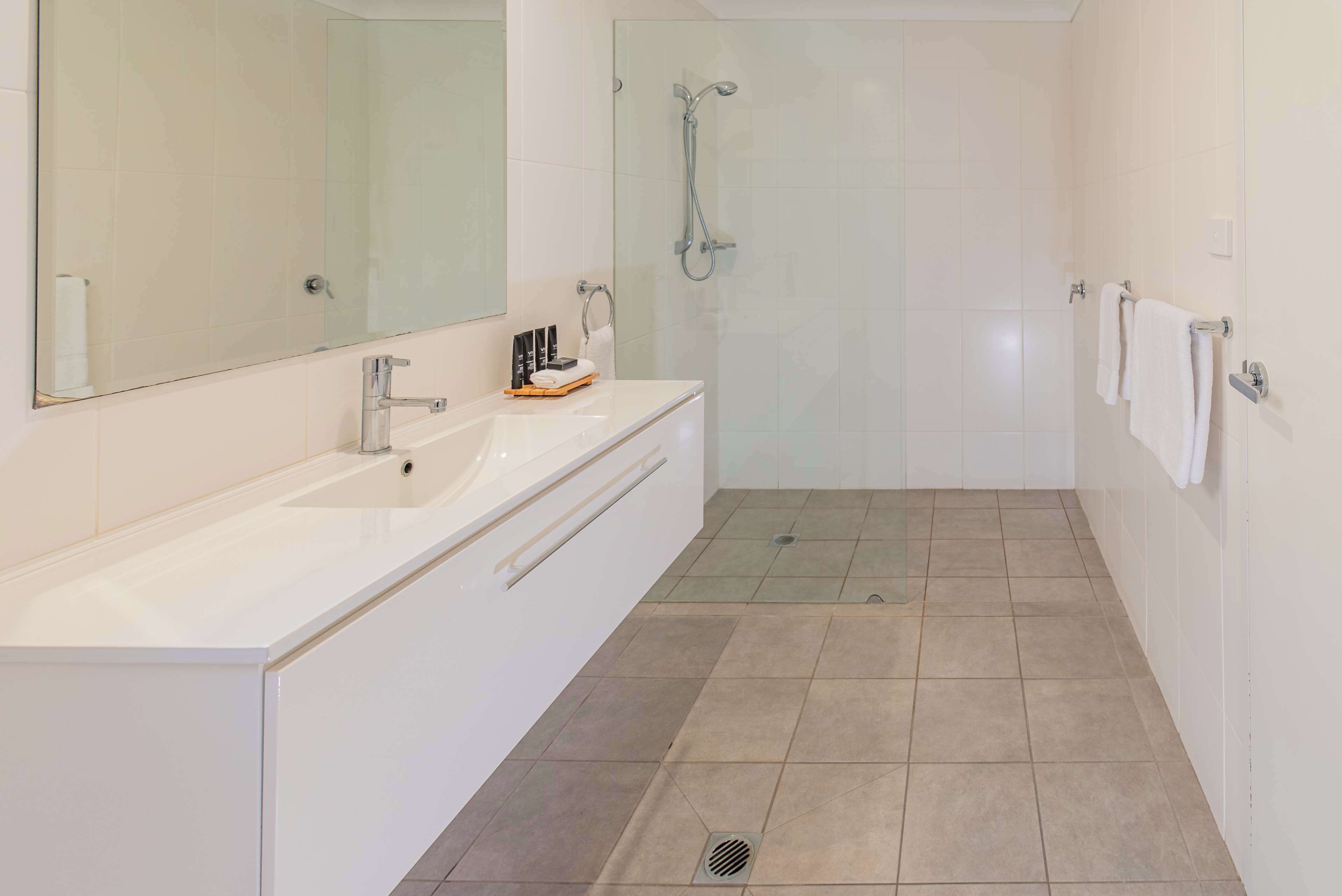 executive room, 1 king bed, microwave, ground floor | bathroom | shower, hydromassage showerhead, free toiletries, hair dryer