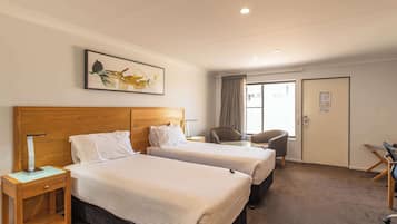 Ropa de cama de alta calidad, minibar, muebles diferentes y escritorio