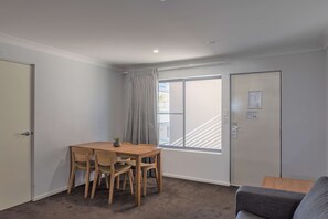 Suite familiar, 1 llit de matrimoni gran, no fumadors, cuina bàsica (with Sofabed) | Equipament de l'habitació