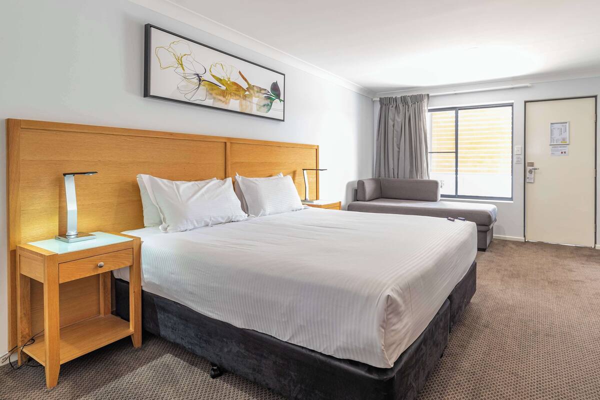 premium bedding, minibar, individually furnished, desk