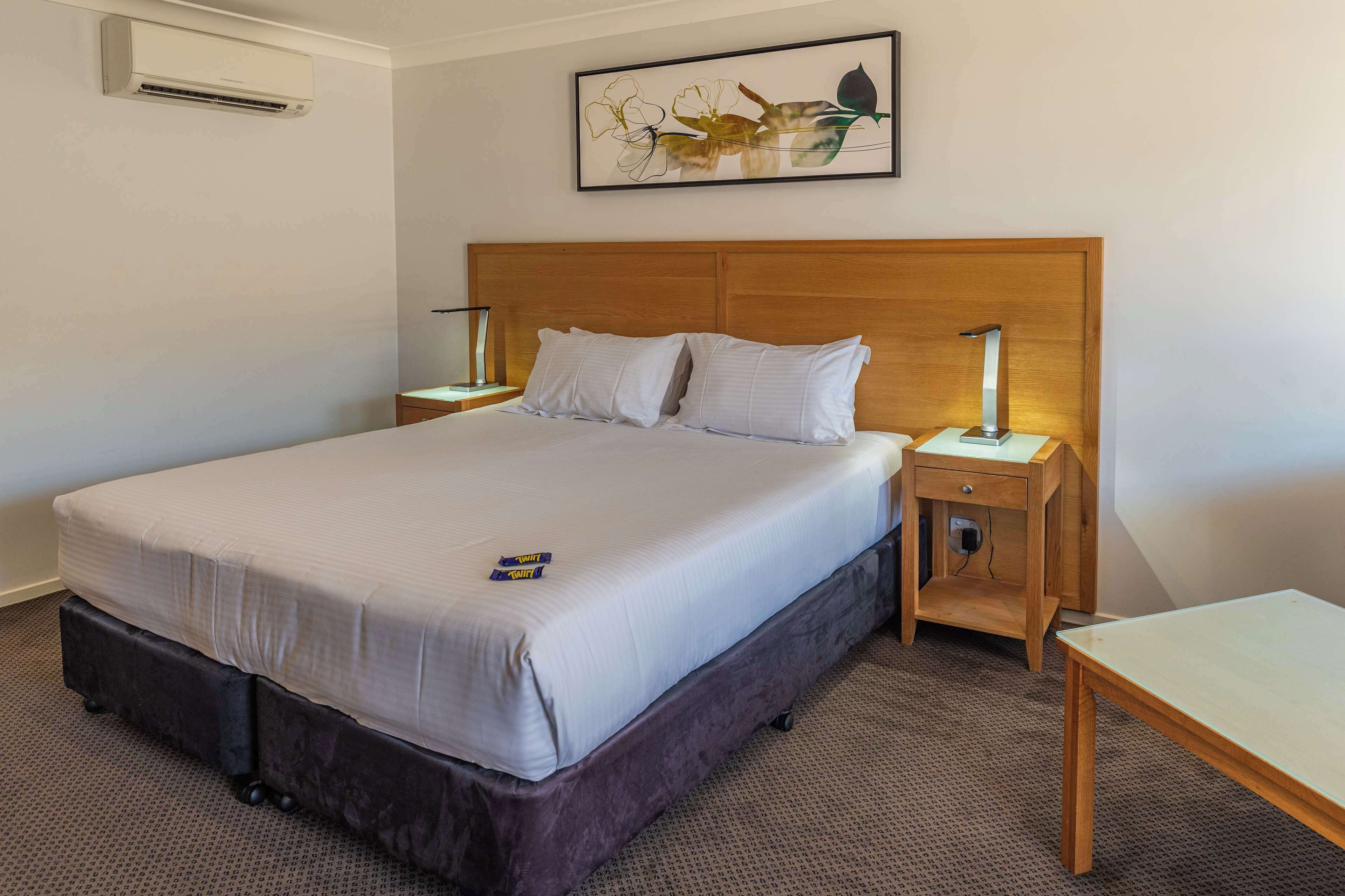 executive room, 1 king bed, microwave, ground floor | premium bedding, minibar, individually furnished, desk