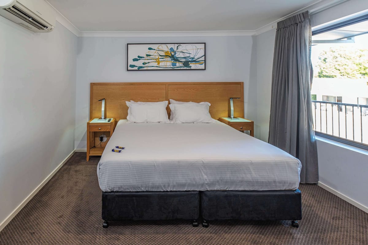 family suite, 1 king bed, non smoking, kitchenette (with sofabed) | premium bedding, minibar, individually furnished, desk