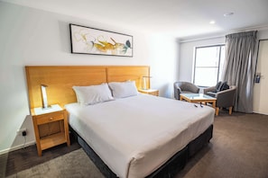 Executive-Zimmer, 1 King-Bett, Mikrowelle, Erdgeschoss | Hochwertige Bettwaren, Minibar, individuell eingerichtet, Schreibtisch
