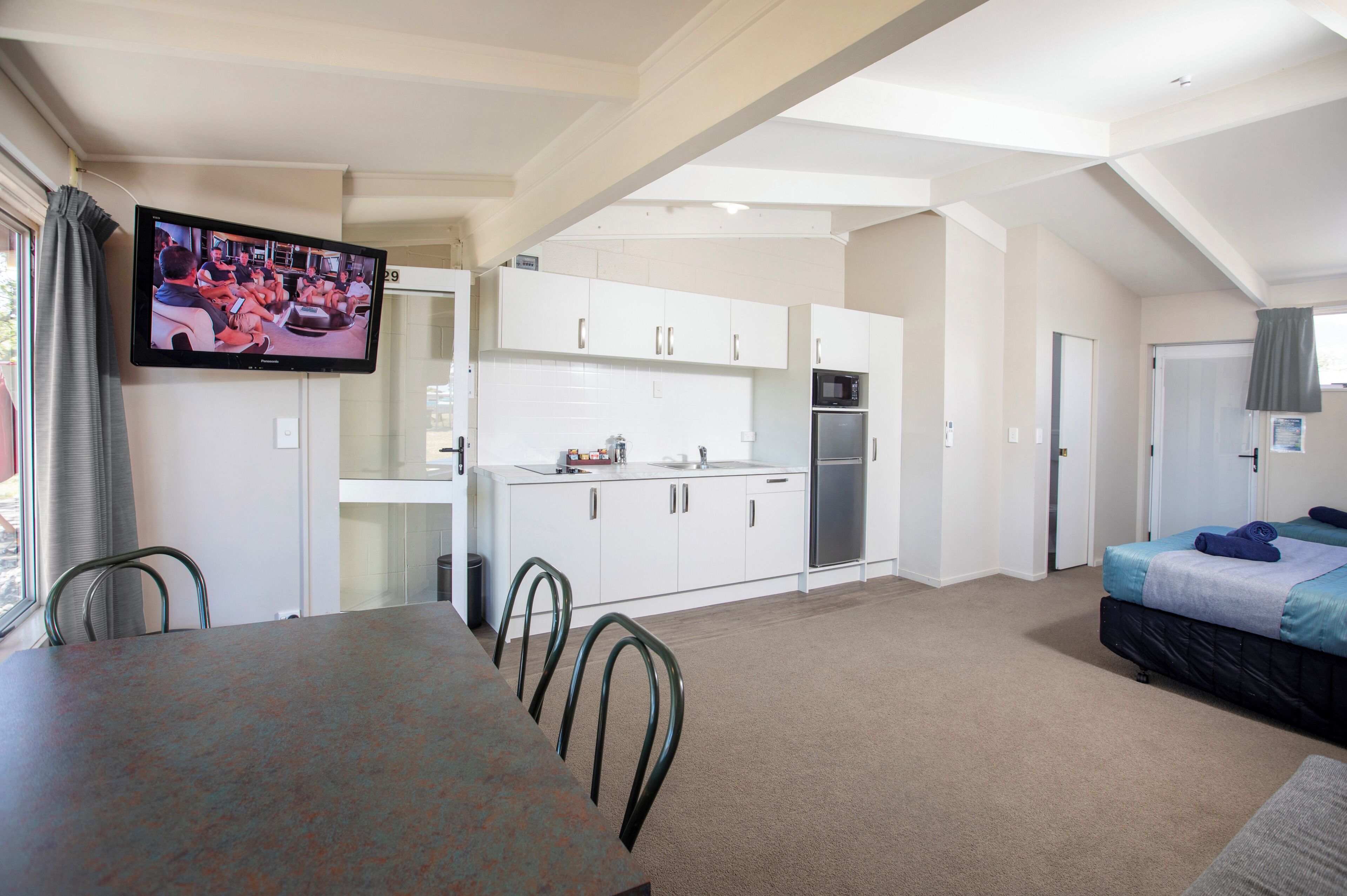 20-吋平面電視、有線頻道、電視、書籍