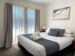 Classic Two Bedroom Motel Sleeps 4 | Individually decorated, individually furnished, free cribs/infant beds - Tahuna Beach Holiday Park (Nelson)