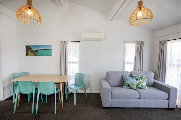 Kamar Klasik, 2 kamar tidur (Motel) | Area keluarga | Televisi layar datar 20-inci dengan saluran TV kabel, TV, dan buku