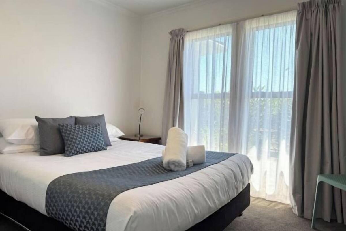Free WiFi, individually furnished, bed sheets