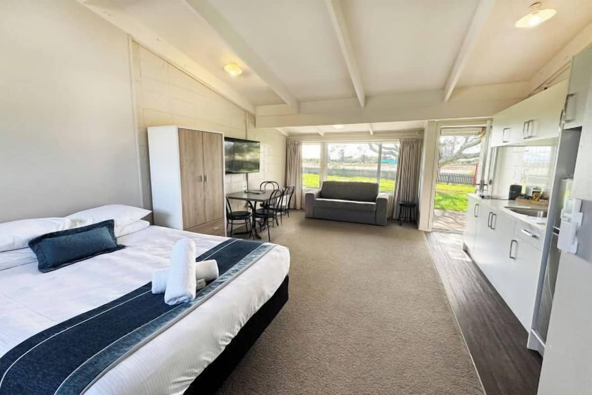 Muebles diferentes, wifi gratis y ropa de cama