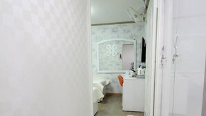 Shower, free toiletries, hair dryer, towels - Seocho Guesthouse K - Hostel (Seoul)