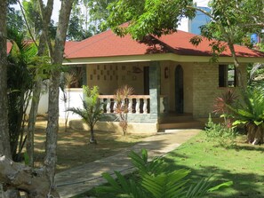 Rumah Deluks, 2 kamar tidur, dapur kecil, di pinggir kolam renang | Brankas dan didekorasi berbeda-beda