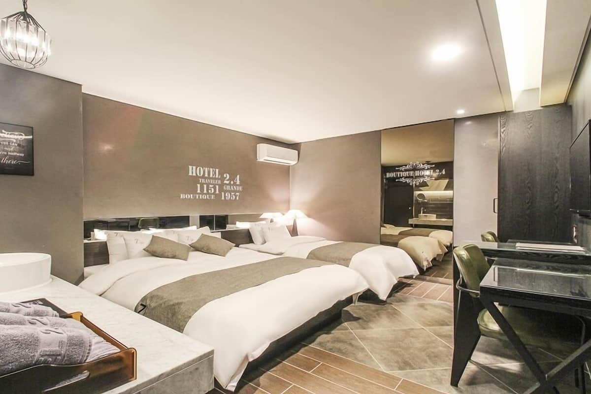 Business Twin kamer | Individueel gedecoreerd, individueel gemeubileerd, een bureau