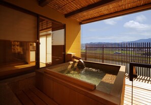 Deluxe-huone, tupakointi kielletty (Deluxe Japanese Room / Private Onsen) | Syvä kylpyamme