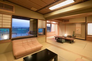 Deluxe-huone, tupakointi kielletty (Deluxe Japanese Room / Private Onsen) | Tallelokero huoneessa, työpöytä, ilmaiset vauvansängyt