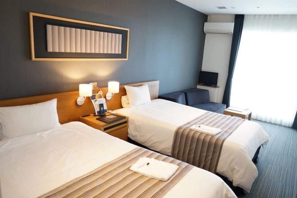 In-room safe, desk, WiFi (free), bed sheets
