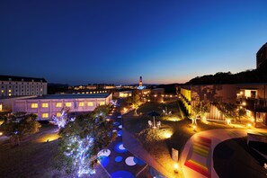 A nighttime view of a campus with illuminated pathways, buildings, and a prominent tower. - Hotel Rotterdam Huis Ten Bosch (Sasebo)